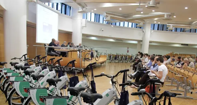 Travolti, tre morti in bici elettrica