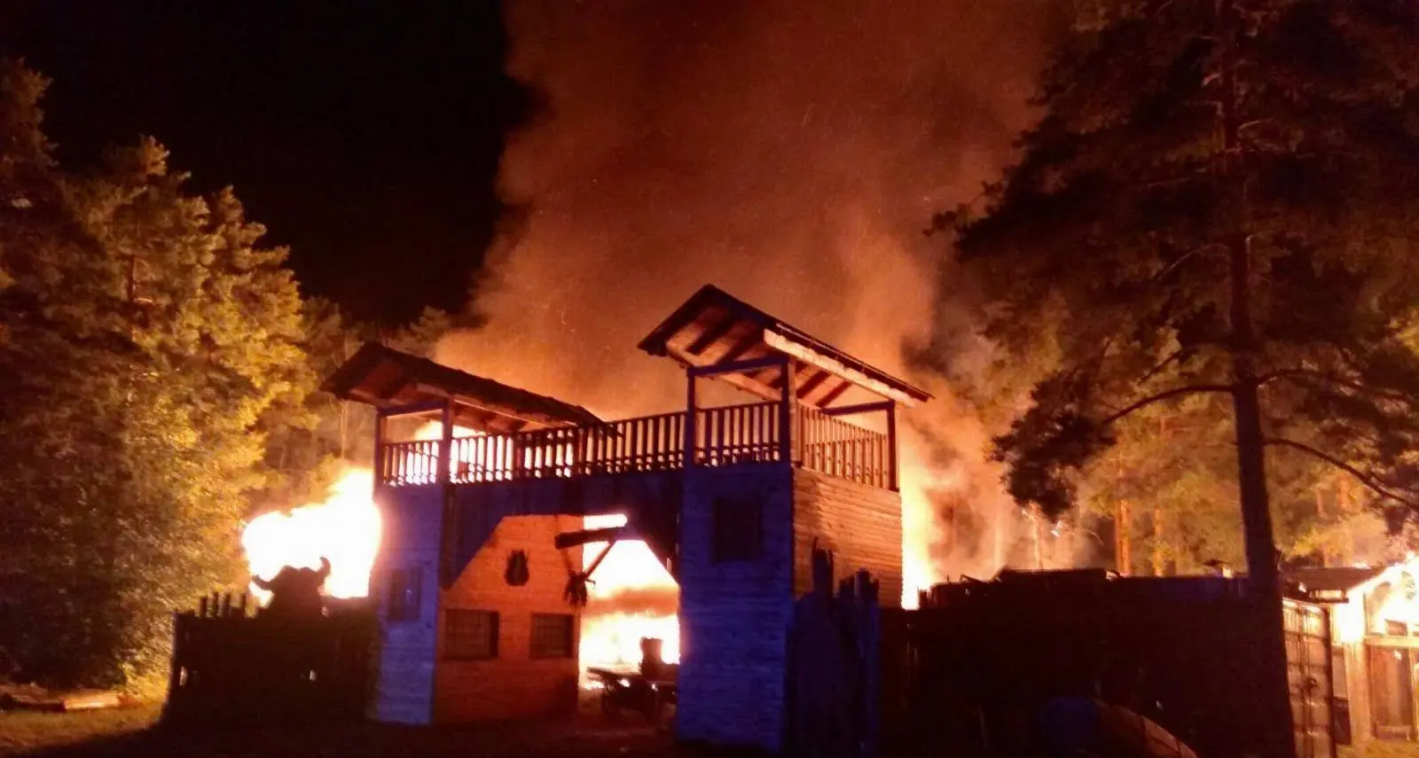 Prato allo Stelvio, 80 vigili del fuoco impegnati nella notte per spegnere l'incendio