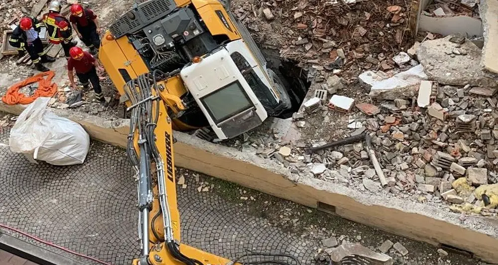 Via Claudia Augusta, cede il terreno e l'escavatore sprofonda