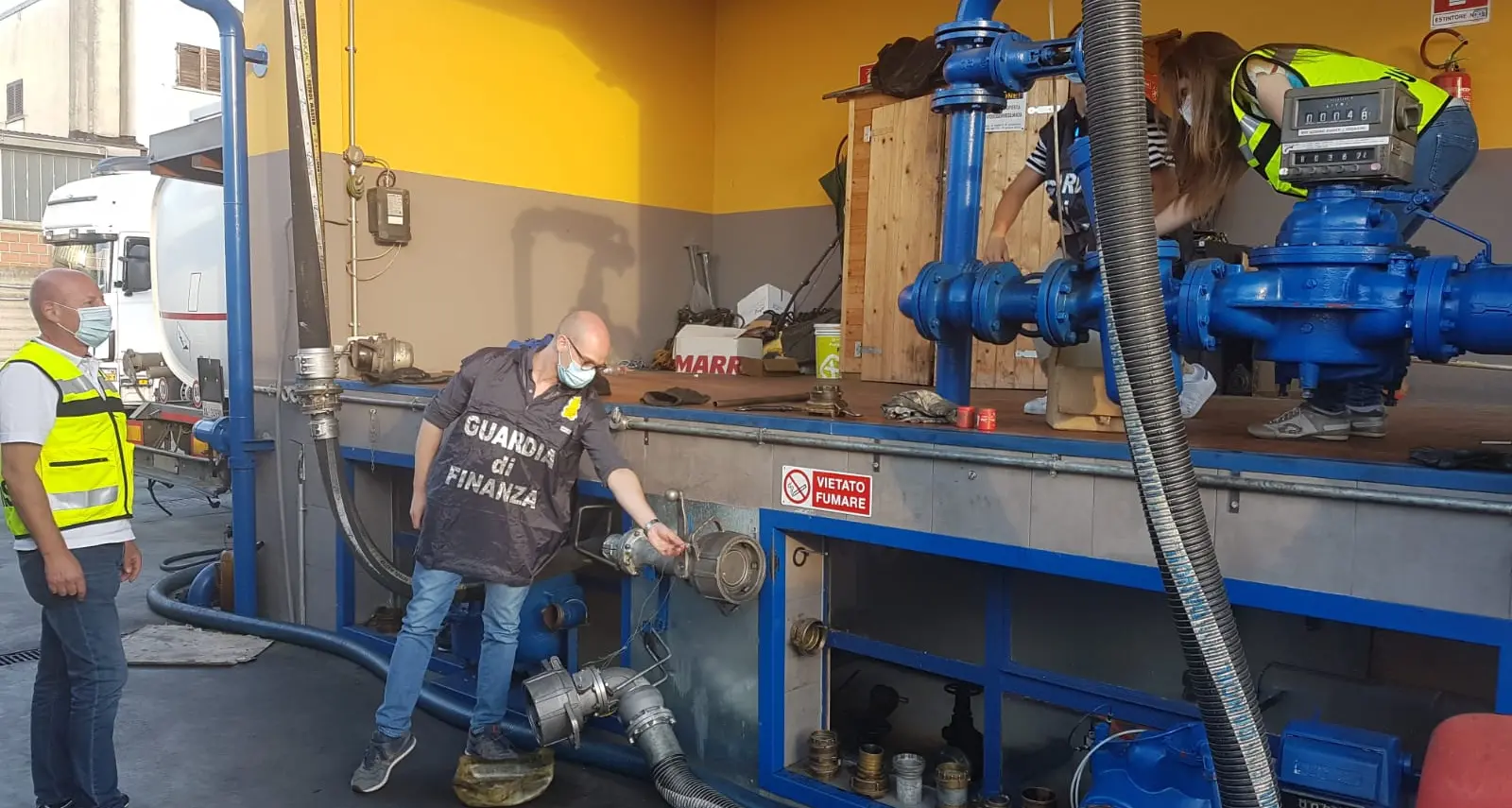 Contrabbando di gasolio, banda sgominata dalla Finanza: in un anno importati 7 milioni di litri