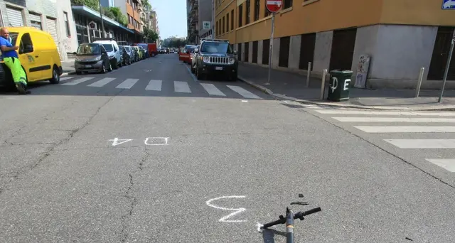 In monopattino contro autocarro, grave