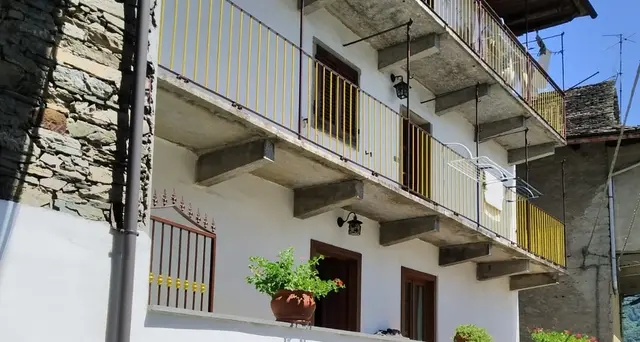 Lite in famiglia, donna uccide figlio