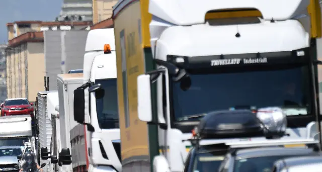 Autostrade: Genova protesta, colonna tir