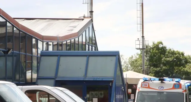 Bimbo sott'acqua in piscina, gravissimo