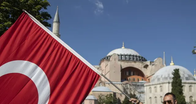 Santa Sofia, icone cristiane coperte durante culto islamico