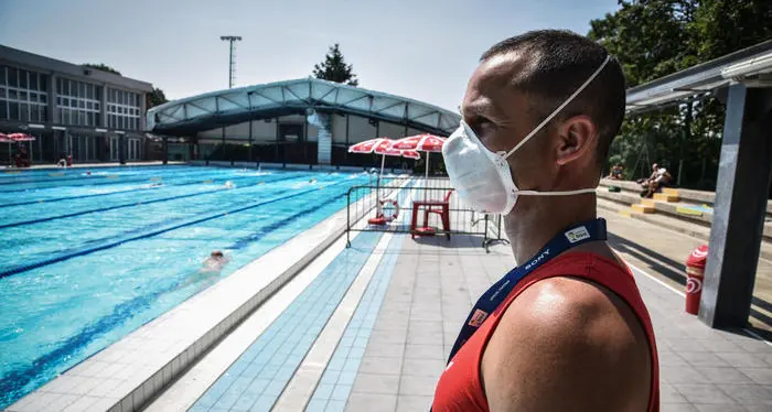 Brescia, bimbo di 7 anni finisce sott'acqua in piscina e muore