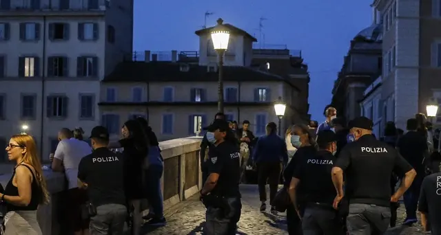 Lazio,al lavoro ordinanza obbligo mascherina in zone movida