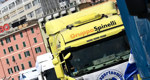 Cantieri autostrade: a Genova tir lumaca in protesta