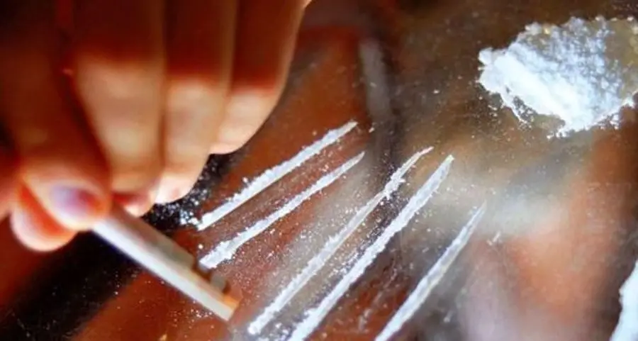 Si invaghisce di una trans che gli offre coca prima del sesso