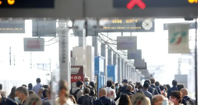 Anziana morta travolta da un treno in stazione Centrale a Milano
