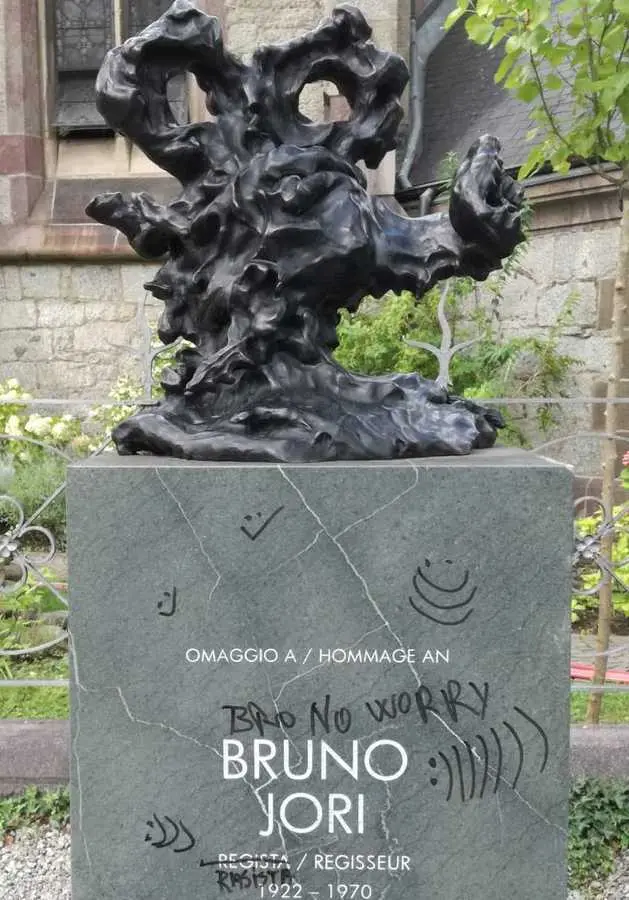Imbrattate le statue dedicate agli artisti