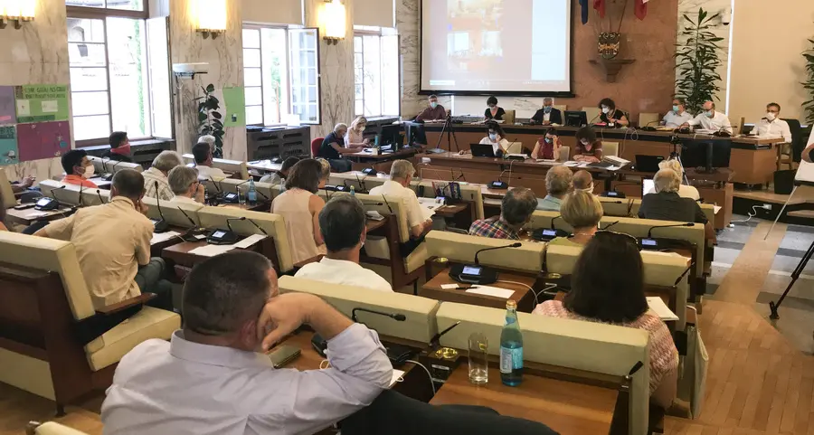 Prova di forza in consiglio Cadorna resta al suo posto