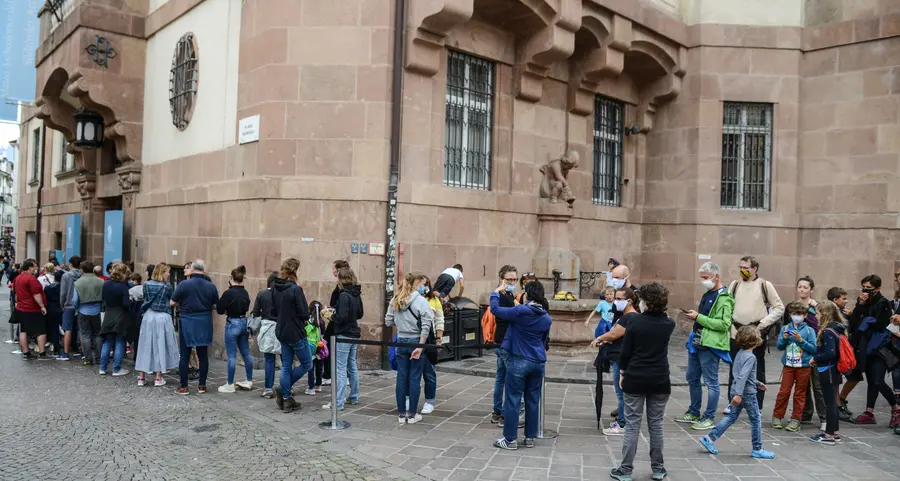 Piove e fa freddo, i turisti prendono d’assalto Bolzano