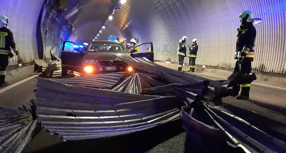 Il camion urta la parete della galleria ed il rivestimento crolla su un'auto: nessun ferito