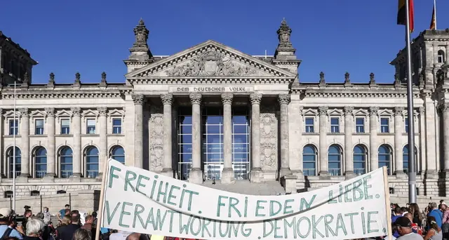 Negazionisti sfilano a Berlino, noi seconda ondata