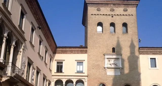 Si dà fuoco a Crema, passanti filmano
