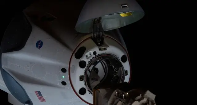 Crew Dragon si sgancia da Iss, ritorno