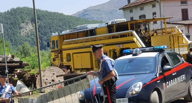 Getta transenne su binari,evitato incidente a un treno