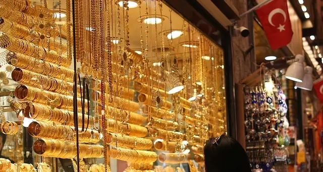 Oro: vola a 2.022 dollari l'oncia