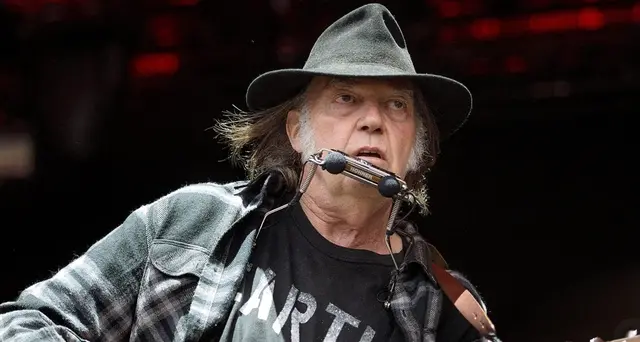 Neil Young contro Trump, fa causa per canzoni comizi