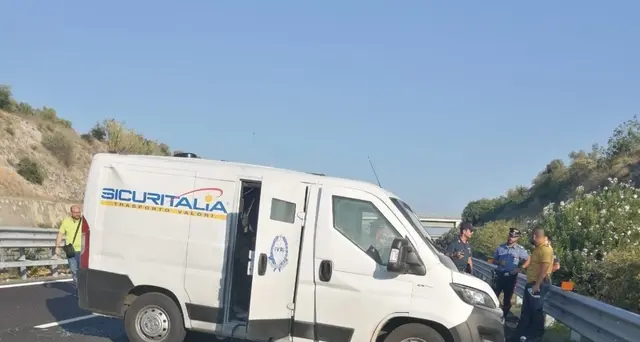 Assalto a blindato, A14 foggiana bloccata