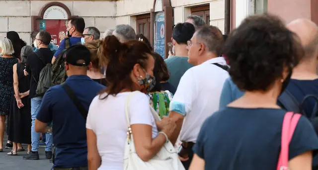 Lunga fila per l'ultimo saluto a Franca Valeri