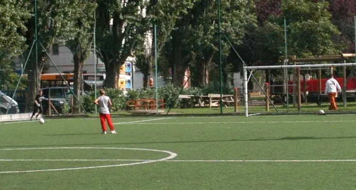 Ripartenza, aprono anche cortili scolastici e campetti