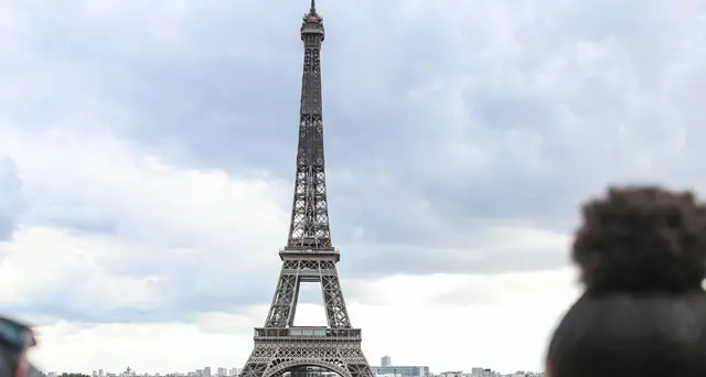 Parigi, vietati raduni di oltre 10 persone