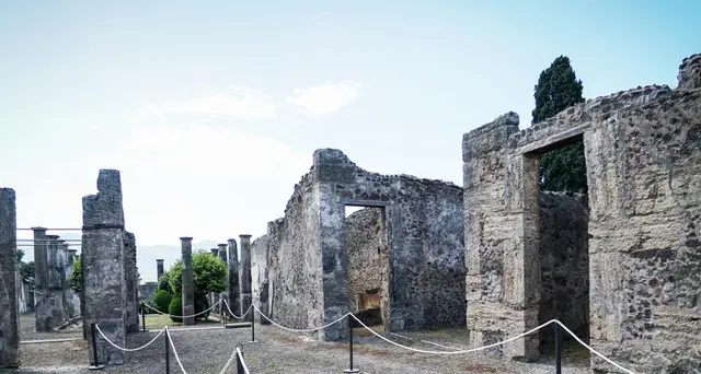 A Pompei sale su tetto Terme per scattare foto