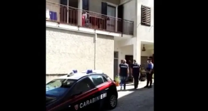 Latitante tedesco accusato di xenofobia arrestato in Trentino, lo trovano nascosto nell'armadio