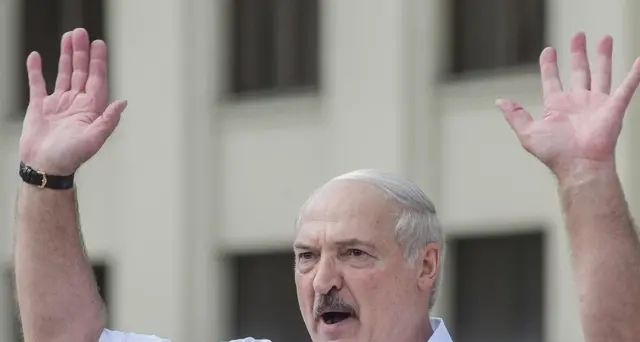 Lukashenko, prima nuova Costituzione e poi le elezioni
