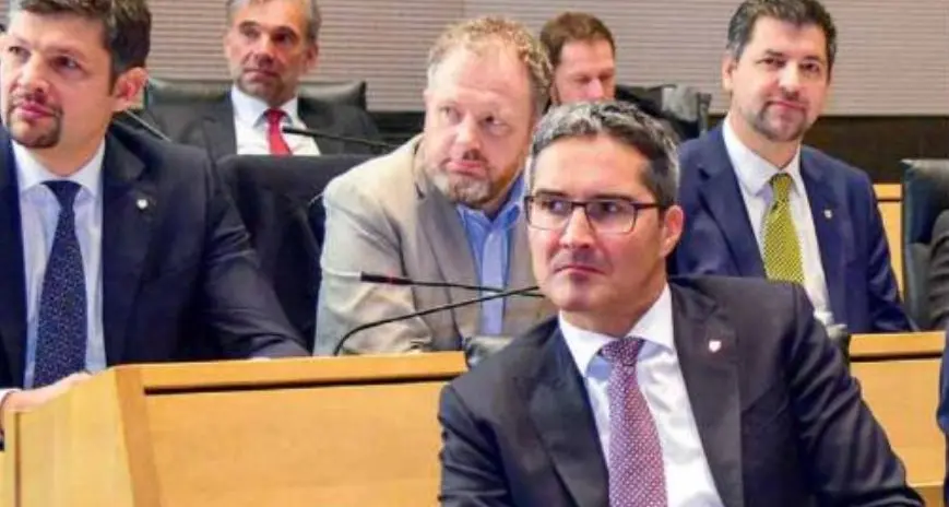 Bonus da 600 euro, la base dell'Svp insorge: oggi la decisione sui tre sotto accusa
