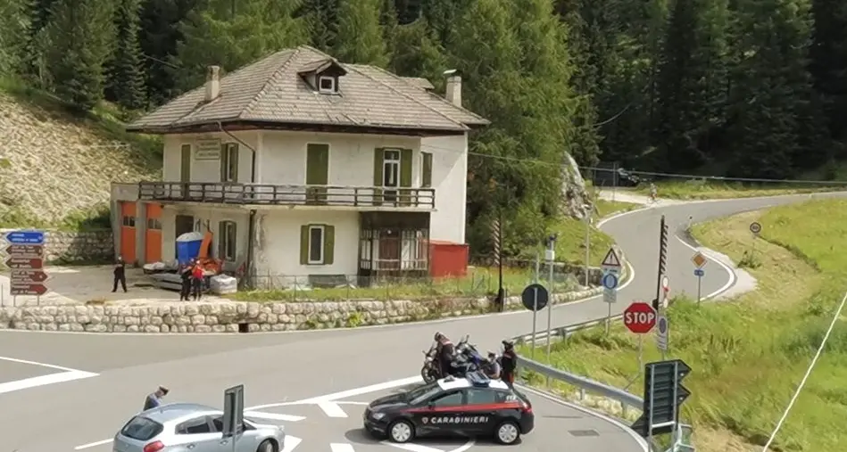 Controlli dei carabinieri sui passi altoatesini, 55 motociclisti multati