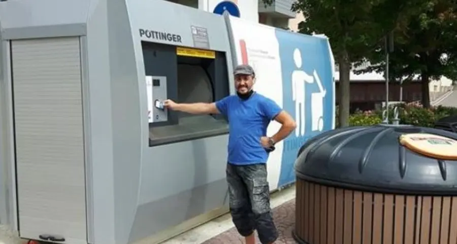 Un compattatore in via Kerer
