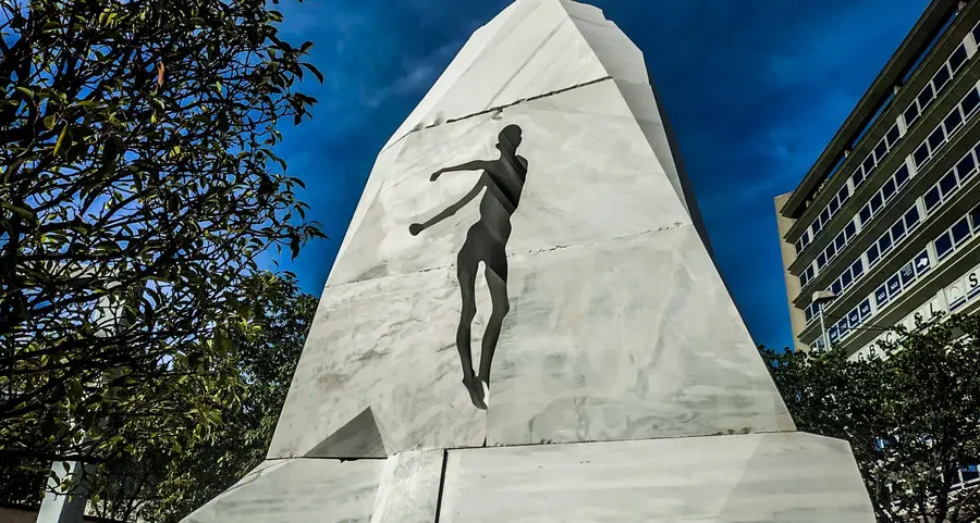 Ötzi nel “ghiacciaio”, ecco la statua all’ingresso della città