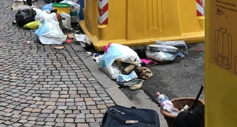 Via Firenze, rifiuti abbandonati