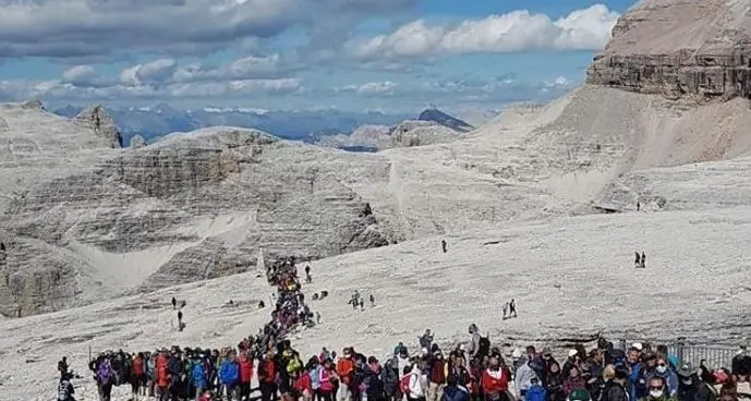 L'assalto alla montagna: centinaia di persone in fila sotto il sole al Piz Boè