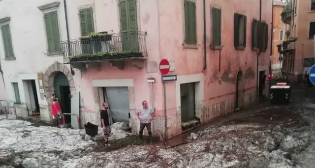 Verona,'fiumi' di grandine in città, 500 alberi giù