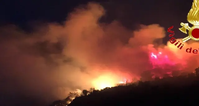 Incendio a Budoni, turisti evacuati