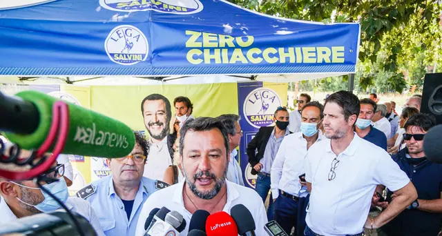 Salvini a Cava Tirreni, tensioni e carica alleggerimento