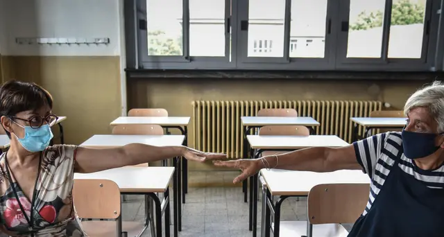 Da oggi distribuzione mascherine e gel alle scuole