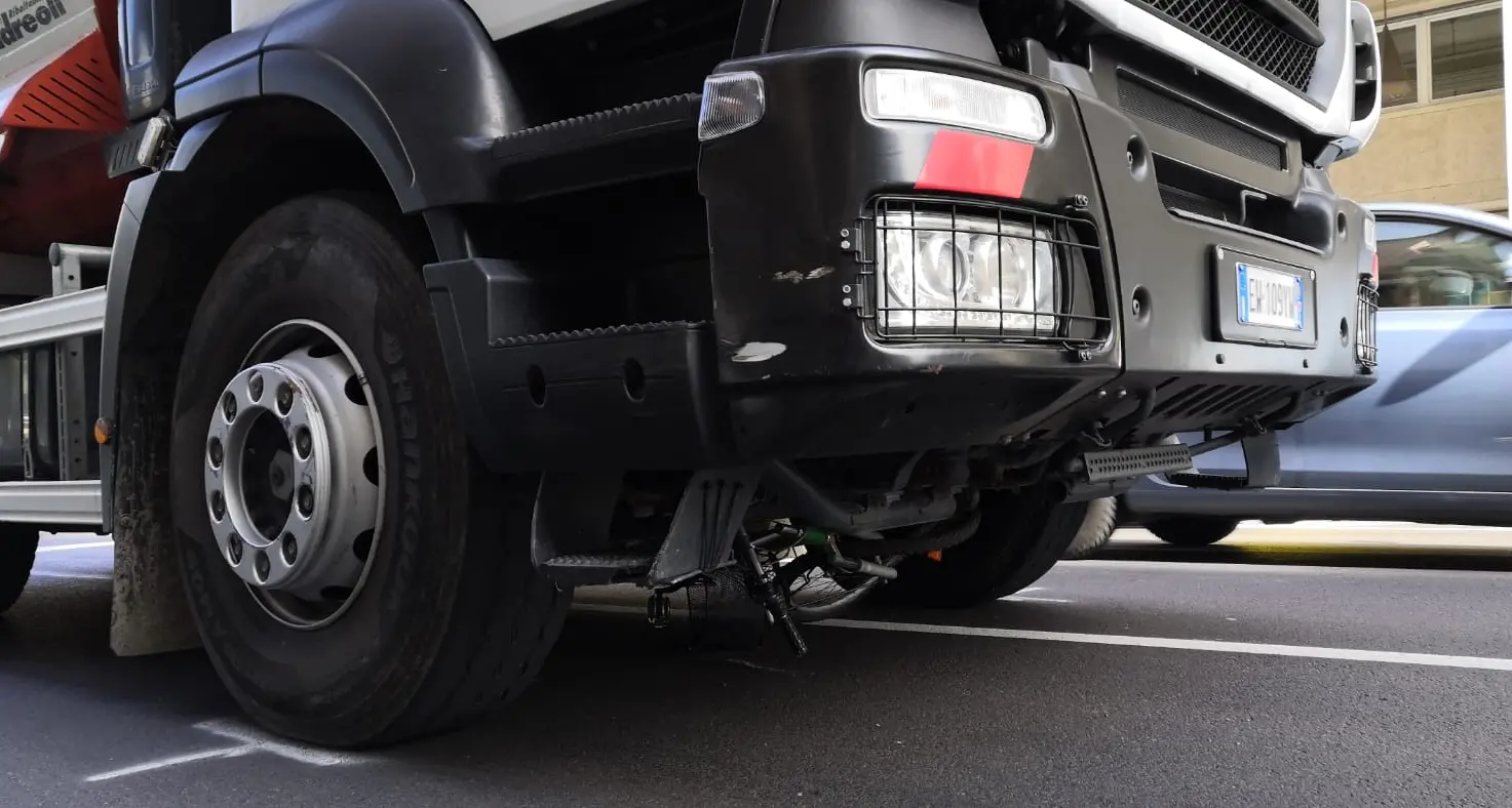 Investimento in Corso Libertà: la bici rimane incastrata sotto il camion