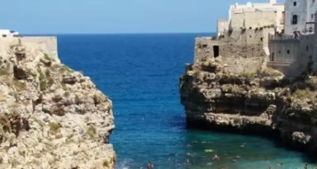 Giovane di 25 anni precipita da scogliera Polignano e muore