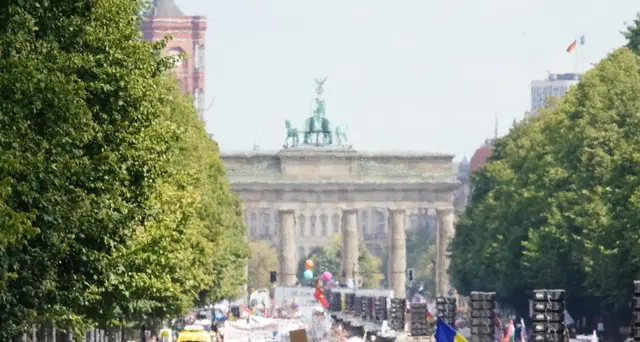 Polizia Berlino scioglie corteo contro norme anti-Covid