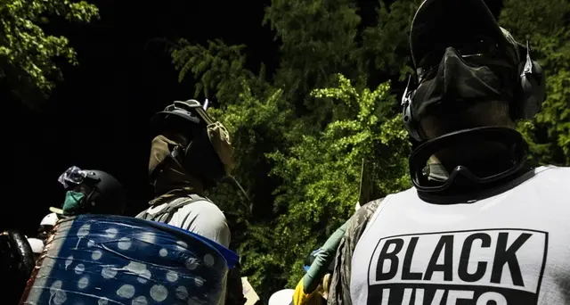Scontri a protesta antirazzista a Portland, un morto