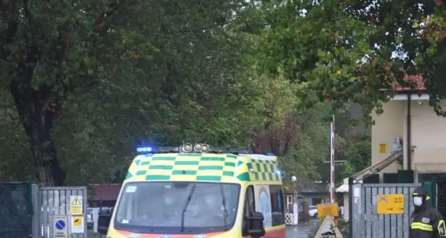 Albero cade su tenda in camping, morta anche la sorella 14/enne