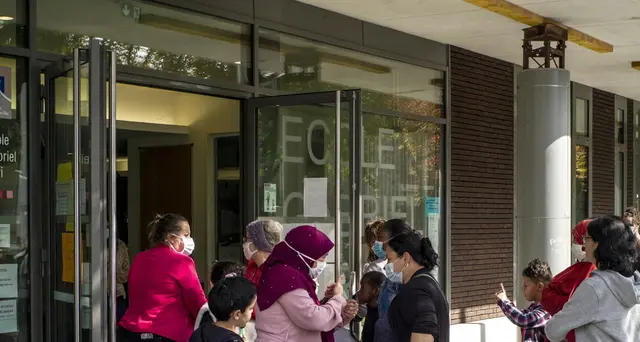 Bambino positivo al Covid, chiuse due classi a Parigi