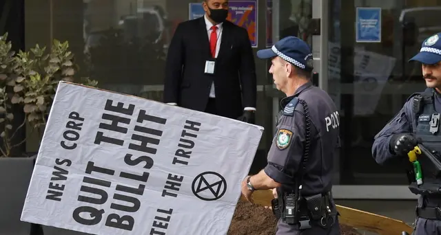 Extinction Rebellion ferma rotative ai giornali di Murdoch