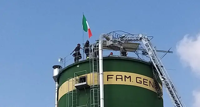 Morto Francesco, tentò di salvare il fratello nel silos