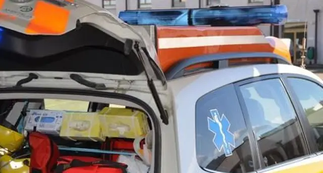 Si appende a trave per foto, struttura cede, morta turista